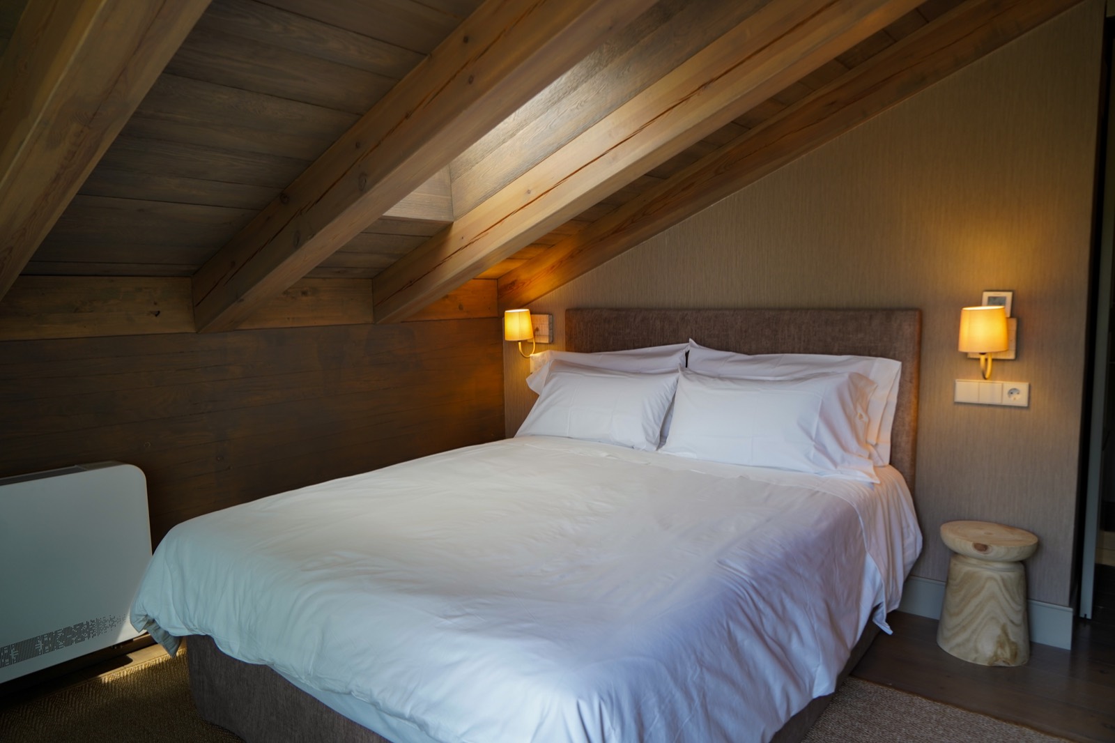 Dormitorio abuhardillado en madera